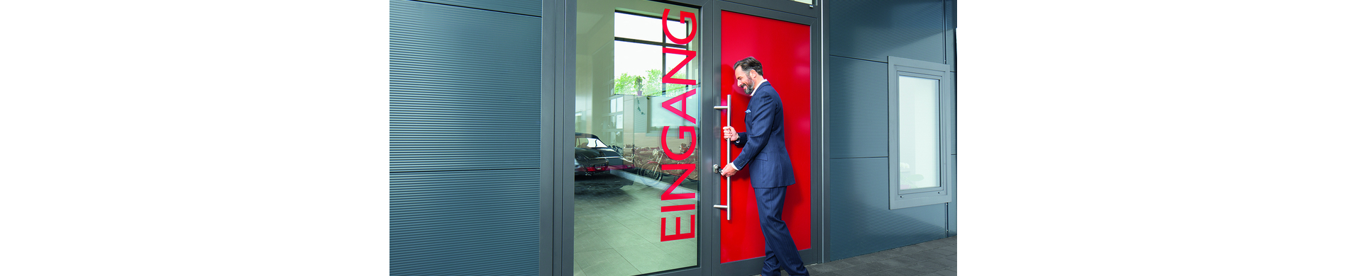 Mann am Eingang