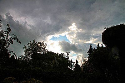 Blick auf die Abenddämmerung in einer Straße